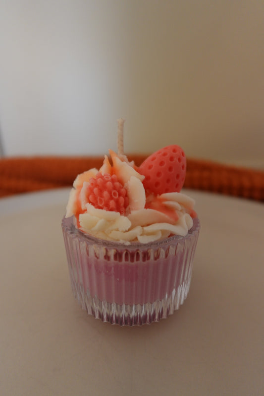 KLEINE STRAWBERRY-CREAM CANDLE 🍓🕯️